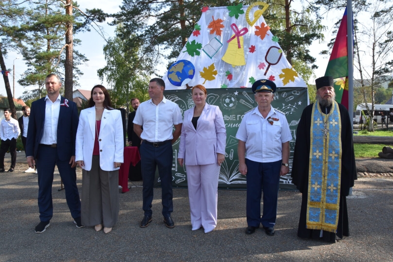 Для 93 первоклашек прозвенел Первый звонок в школе №2