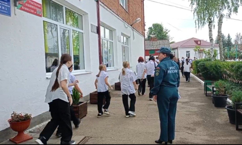 Для апшеронских школьников провели учебную эвакуацию