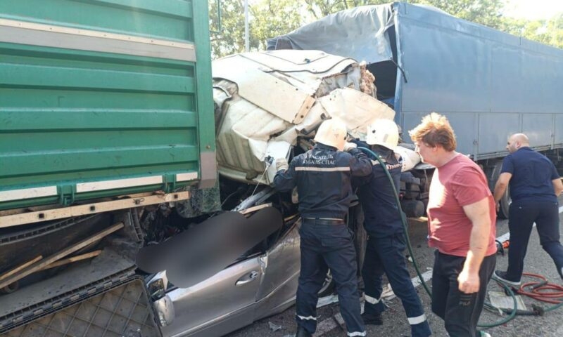 На Кубани легковушку зажало между двумя грузовиками, три человека погибли