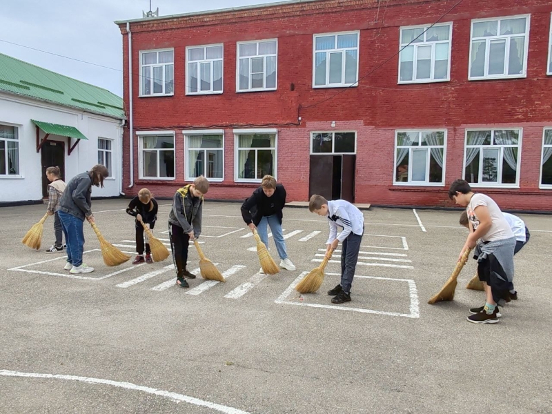 Сегодня в апшеронской школе №2 состоялся экологический субботник