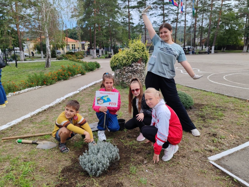 Сегодня в апшеронской школе №2 состоялся экологический субботник