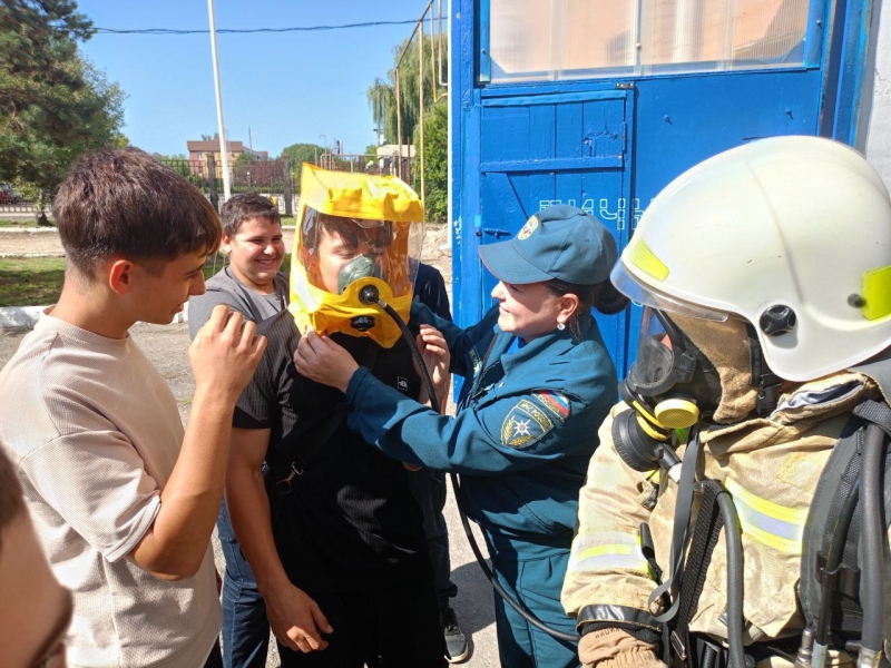 Студенты первого курса Апшеронского техникума побывали на экскурсии в пожарно-спасательной части Апшеронска