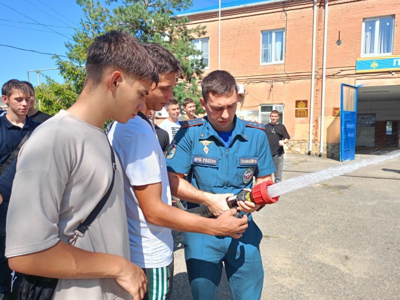 Студенты первого курса Апшеронского техникума побывали на экскурсии в пожарно-спасательной части Апшеронска