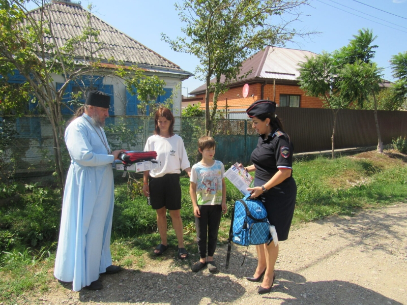 В Апшеронском районе полицейские в рамках ежегодной акции «Помоги пойти учиться» продолжают помогать ребятам собираться в школу