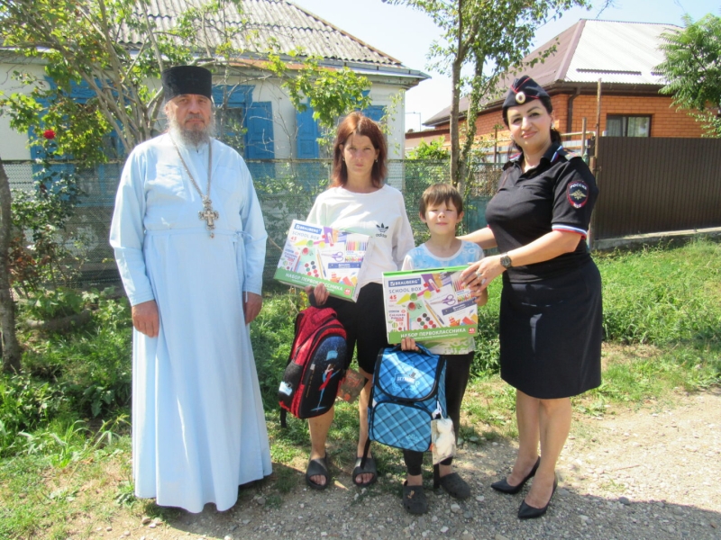 В Апшеронском районе полицейские в рамках ежегодной акции «Помоги пойти учиться» продолжают помогать ребятам собираться в школу