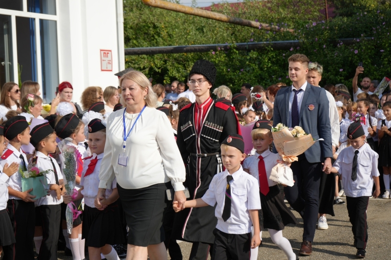 В роли почетного гостя принял участие в торжественной линейке в..